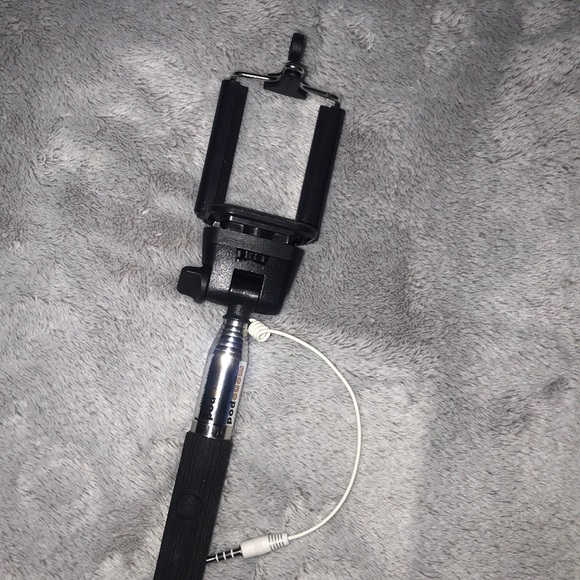 black adjustable selfie stick - Picture 2 of 2